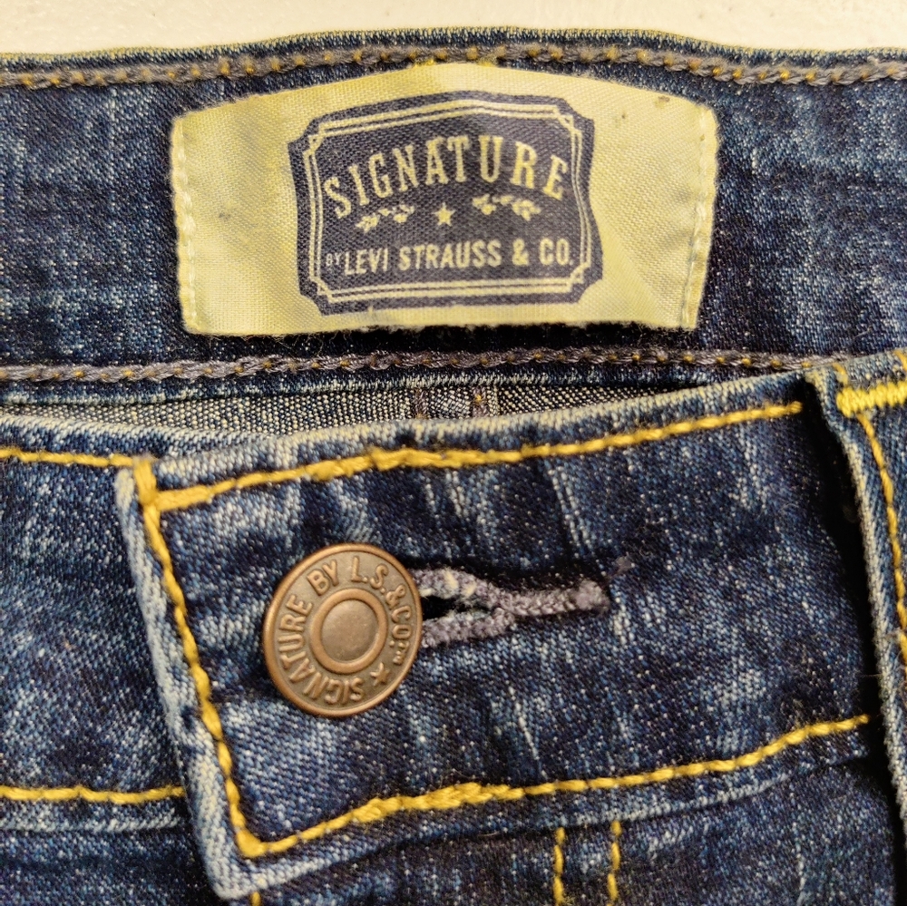 Levi Blue Denim cuffed women's shorts size 8 - Picture 3 of 5